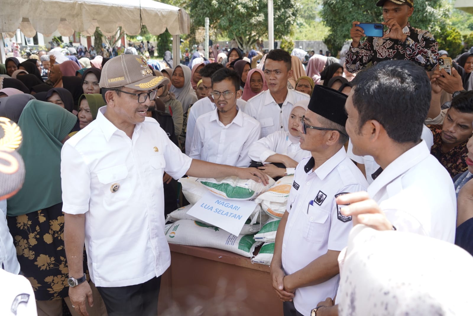 Bupati Solok Selatan H. Khairunas ketika menyalurkan bantuan pangan berupa beras